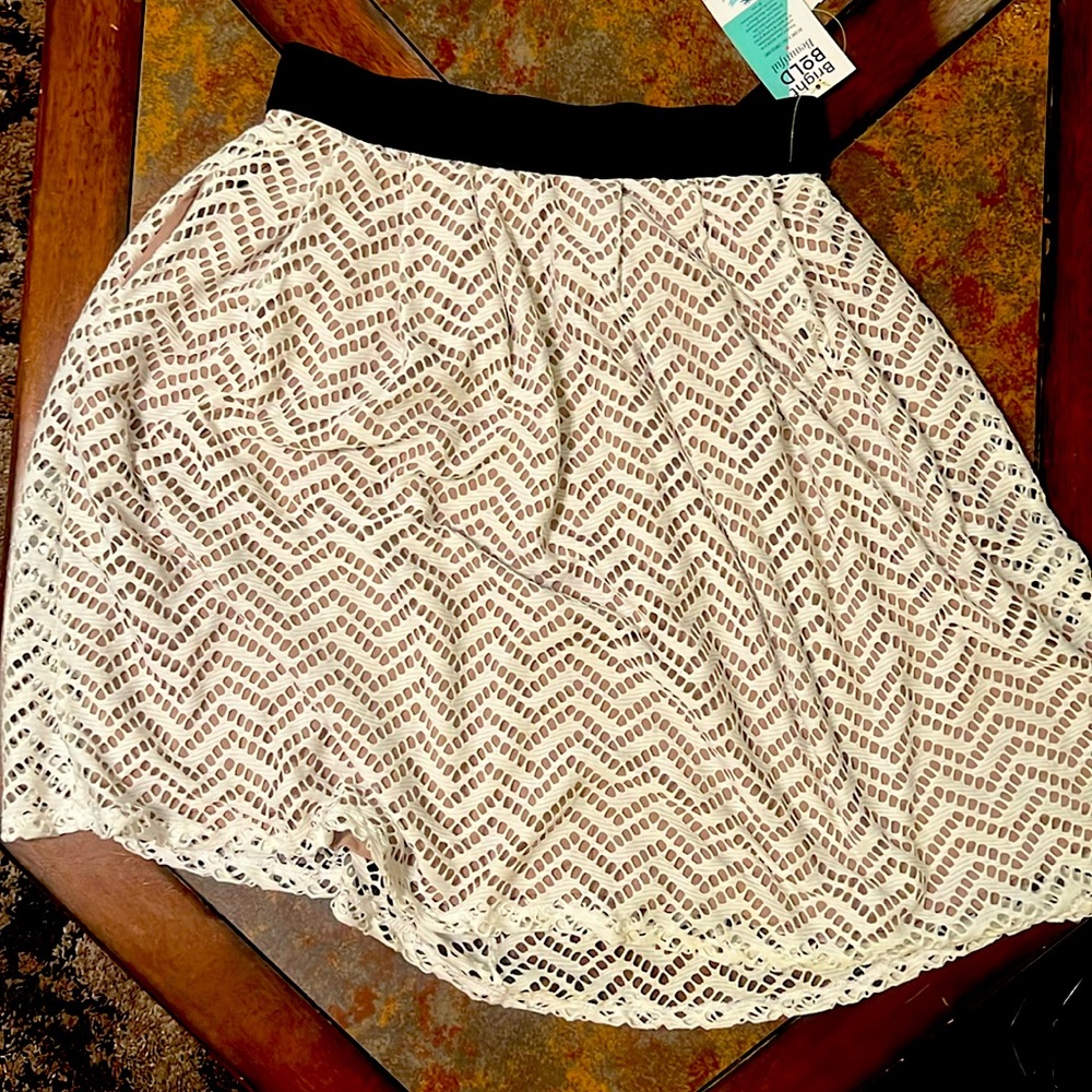 Cute lace skirt with lining size medium. Eyelet skirt, cream colored, NWT.